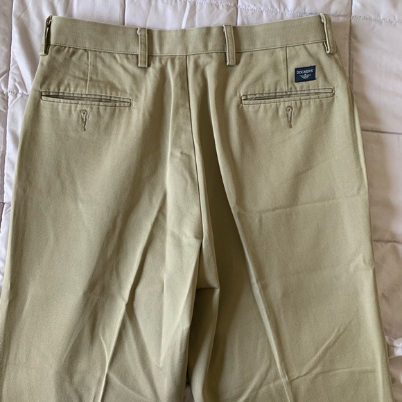 Dockers Khaki Pants NEW WITHOUT TAGS - Picture 3 of 4